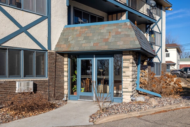 Brittany Apartments in St. Louis Park, MN - Building Photo - Building Photo