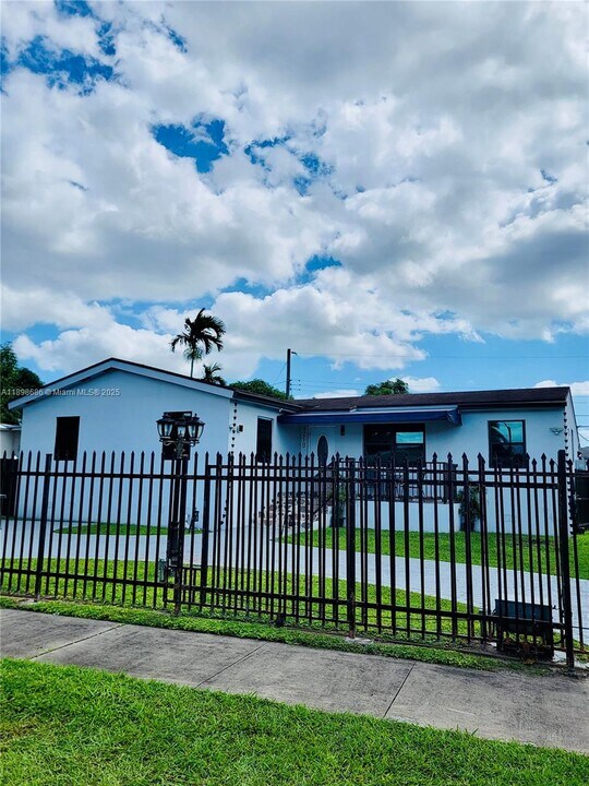 8210 SW 29th St in Miami, FL - Building Photo