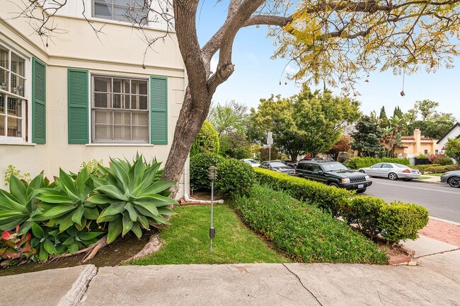 10723 Ashton Ave in Los Angeles, CA - Building Photo - Building Photo