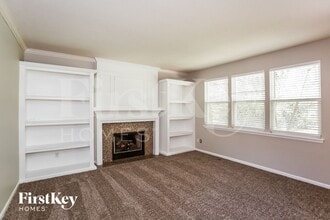 8258 Morel Dr in Indianapolis, IN - Foto de edificio - Building Photo