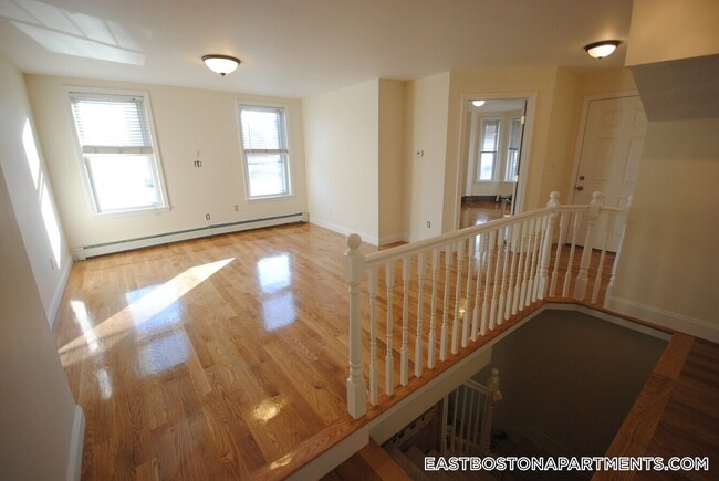 30 Wordsworth St, Unit 1 in Boston, MA - Foto de edificio - Building Photo