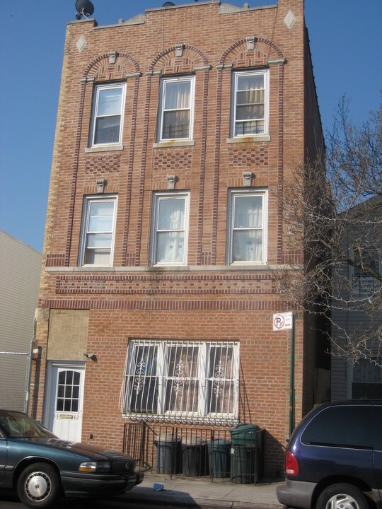 33-32 103rd St in Corona, NY - Building Photo