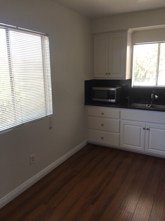 242 N Juanita Ave in Redondo Beach, CA - Building Photo