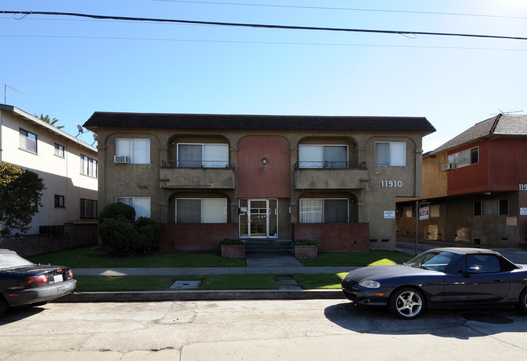 11910 Louise Ave in Los Angeles, CA - Building Photo