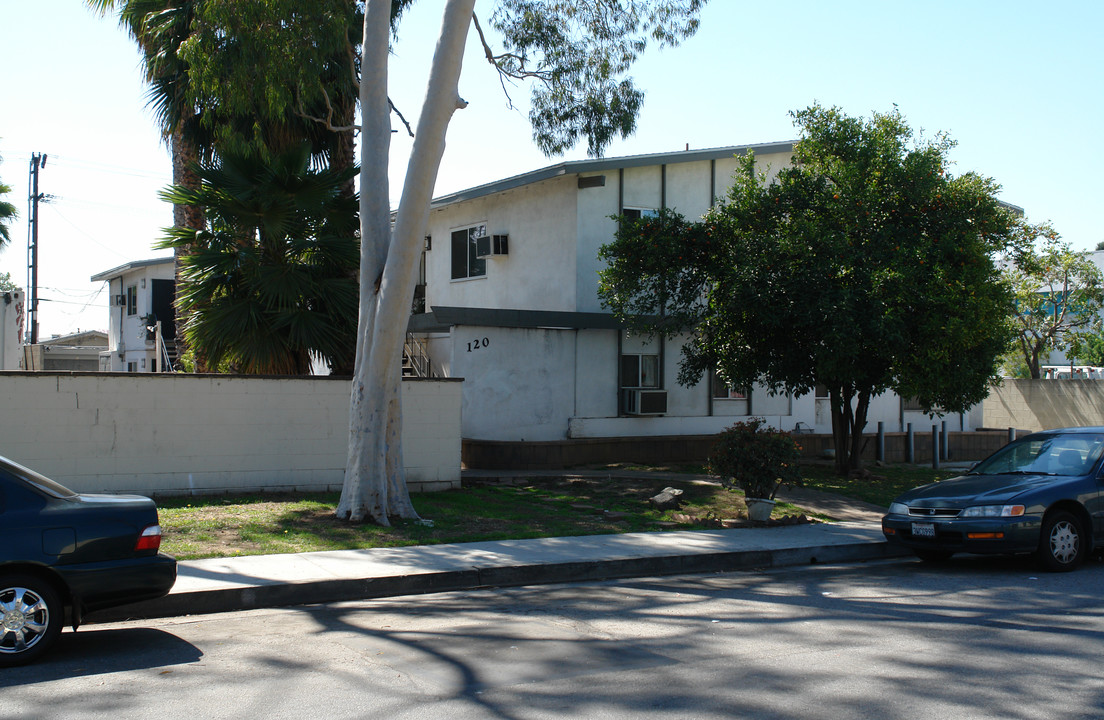 120 E Cypress St in Glendale, CA - Foto de edificio