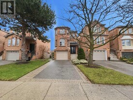 2099 Blacksmith Ln in Oakville, ON - Building Photo