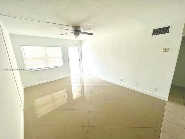 281 NE 40th St in Oakland Park, FL - Building Photo - Building Photo