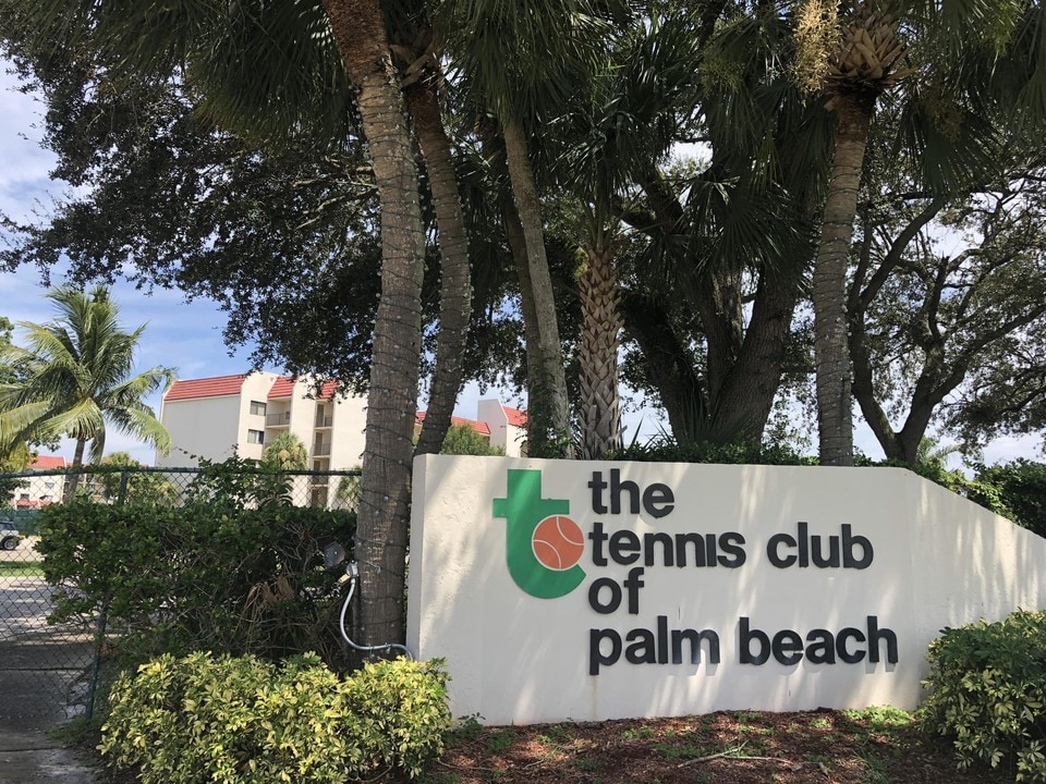 2828 Tennis Club Dr-Unit -206 in West Palm Beach, FL - Building Photo