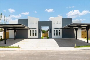 9 Rosewood Ln in Pharr, TX - Building Photo