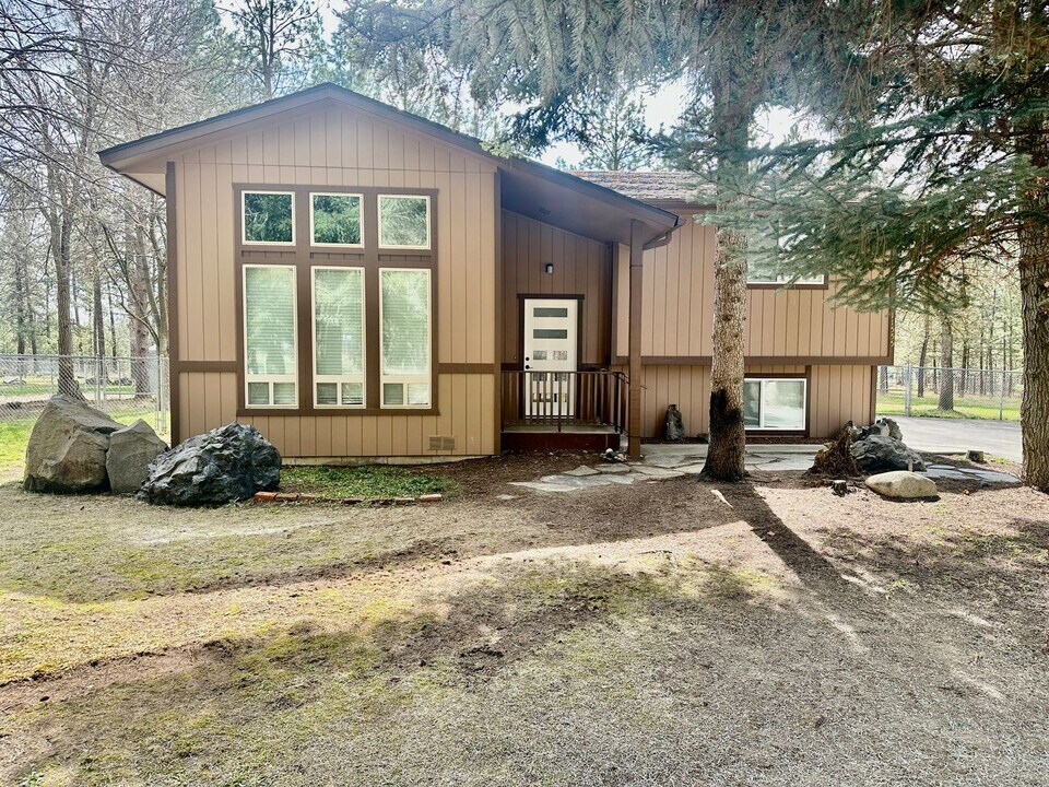 11555 W Tamarac Ln in Nine Mile Falls, WA - Building Photo