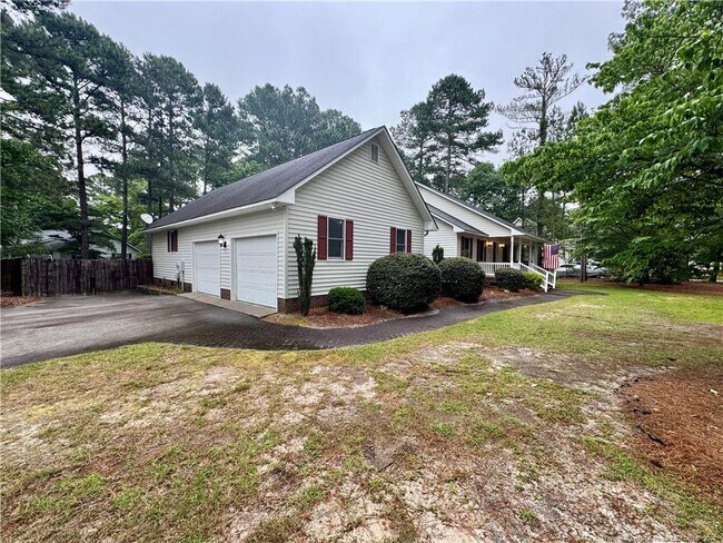 200 Horseshoe Dr in Southern Pines, NC - Building Photo - Building Photo