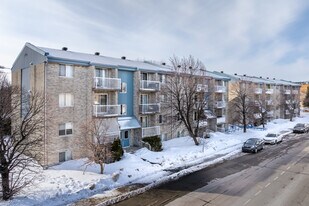 710 Laval Boul in Laval, QC - Building Photo