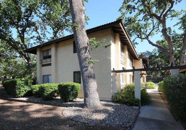 104 W Aliso St in Ojai, CA - Foto de edificio - Building Photo