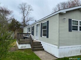 34 Terrace Dr in Waterford, CT - Building Photo