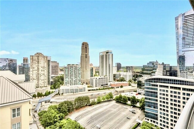 3338 Peachtree Rd NE in Atlanta, GA - Foto de edificio - Building Photo