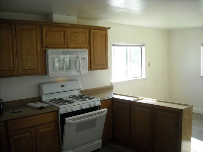 6832 E Harvey Ave in Fresno, CA - Building Photo - Building Photo