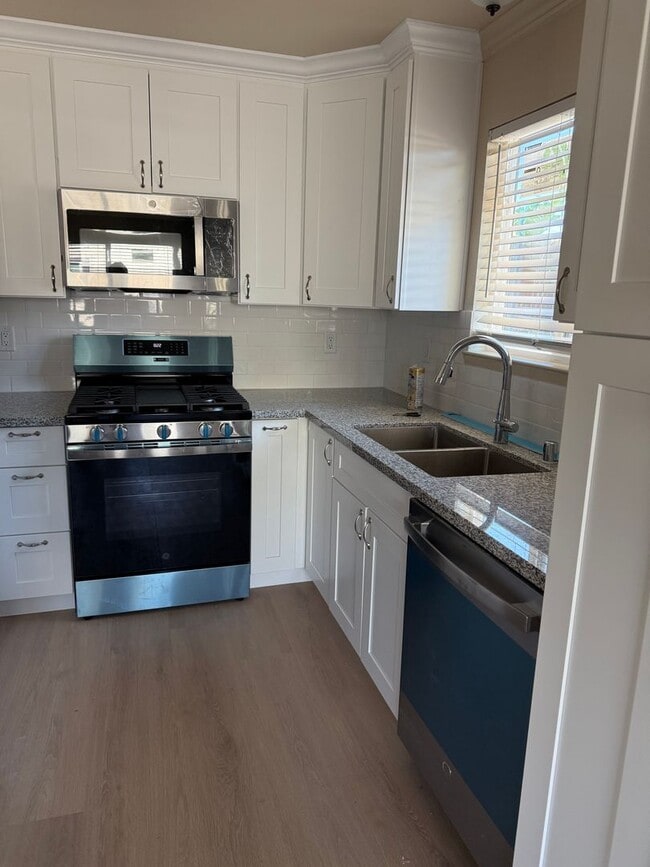 146 E Romie Ln in Salinas, CA - Building Photo - Building Photo