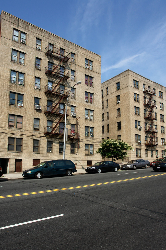 1585 White Plains Rd in Bronx, NY - Foto de edificio - Building Photo