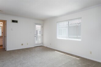 7565 Charmant Dr-Unit -506 in San Diego, CA - Building Photo - Building Photo