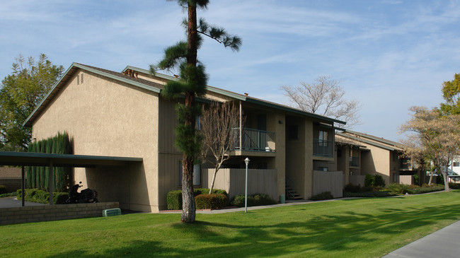 Cedar Crest Apartments in Riverside, CA - Building Photo - Building Photo