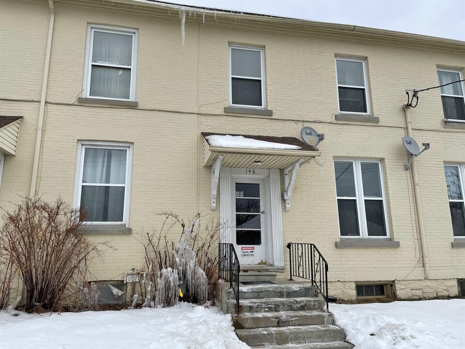 6-146 King in Bowmanville, ON - Building Photo