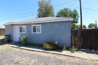 713 S Hawthorne St in Kennewick, WA - Building Photo - Building Photo