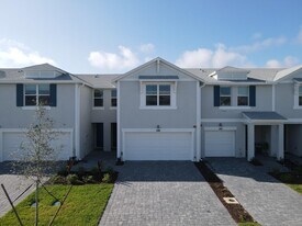 586 Salisbury Cir in Fort Pierce, FL - Building Photo