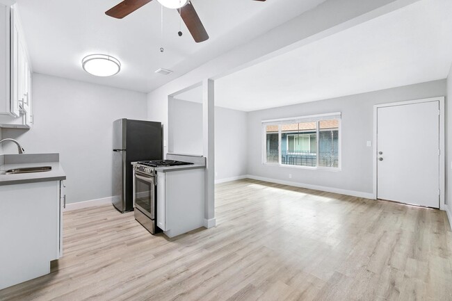 1495 Peterson Ave in Long Beach, CA - Foto de edificio - Building Photo