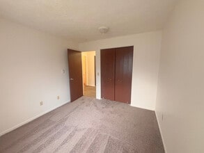 Blue Spruce Apartments in Lansing, MI - Foto de edificio - Building Photo
