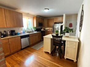 78 Ten Hills Rd, Unit 1 in Somerville, MA - Building Photo - Building Photo