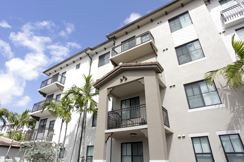 Ventura Pointe Apartments in Pembroke Pines, FL