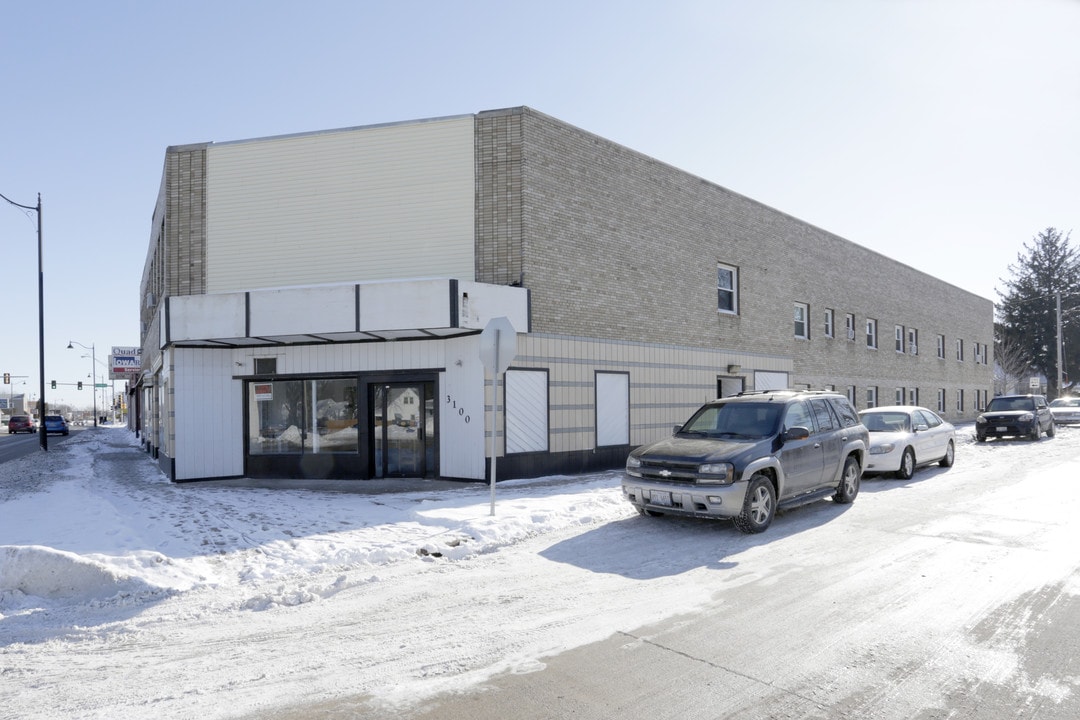 Highland Apartments in Moline, IL - Building Photo