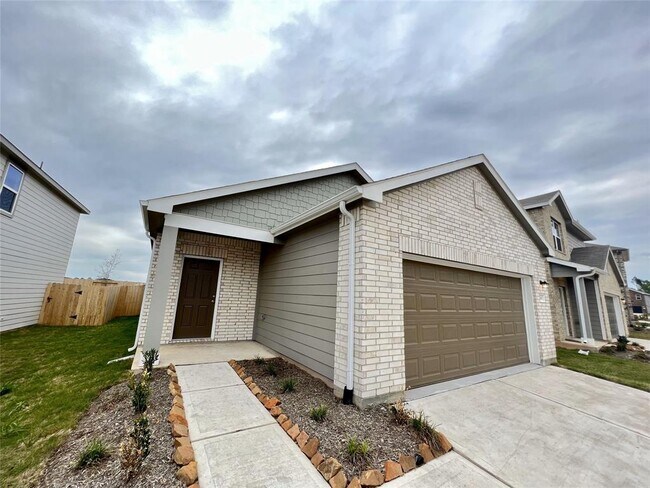 680 Amesbury Rd in Montgomery, TX - Building Photo - Building Photo