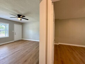 2204 S Hydraulic Ave in Wichita, KS - Building Photo - Building Photo