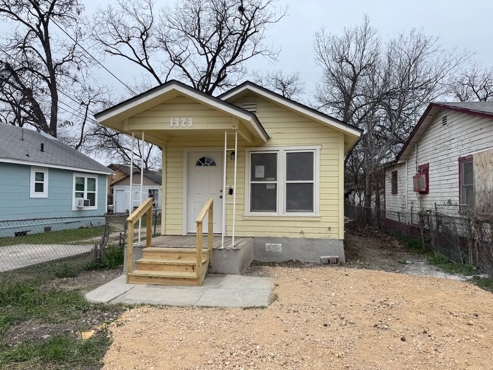 1323 Chalmers Ave in San Antonio, TX - Building Photo