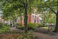 28 Juniper St, Unit #1 in Brookline, MA - Foto de edificio - Building Photo