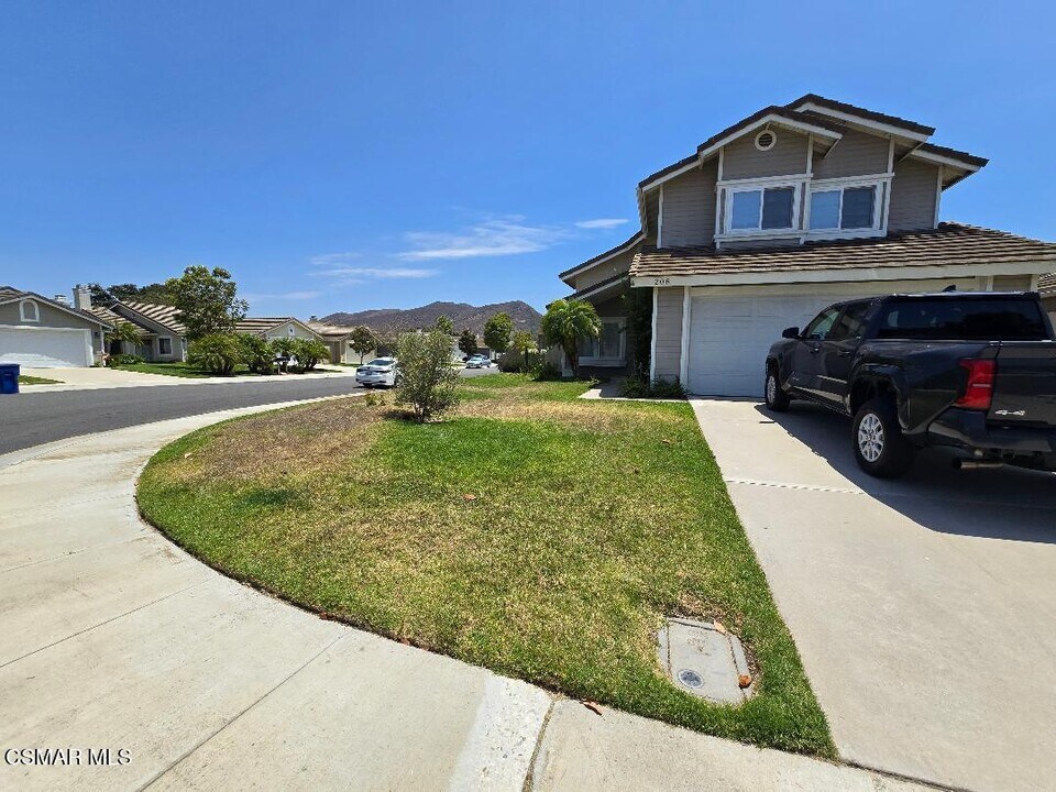 208 Calle Tamega in Camarillo, CA - Building Photo