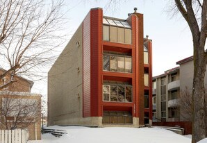 10743 107th St NW in Edmonton, AB - Building Photo