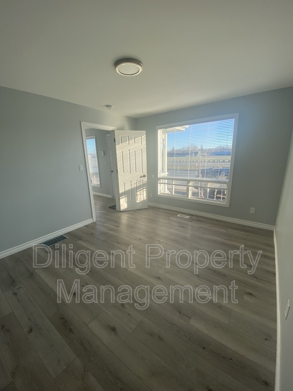 260 Lansdowne St W in Peterborough, ON - Building Photo - Building Photo