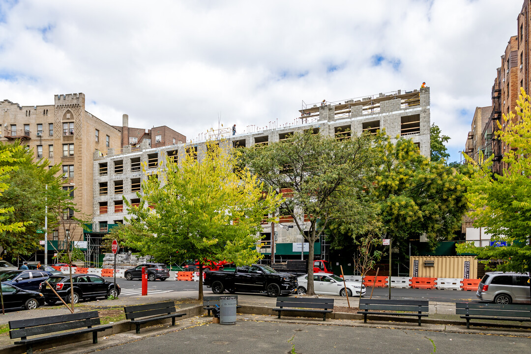 29 Featherbed Ln in Bronx, NY - Building Photo