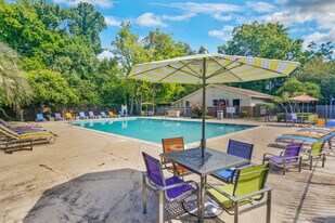 Dove Creek in Baton Rouge, LA - Building Photo