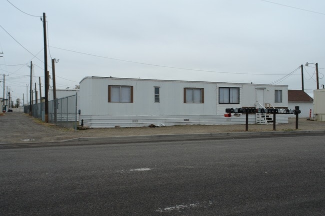 52 NE 1st Ave in Ontario, OR - Foto de edificio - Building Photo