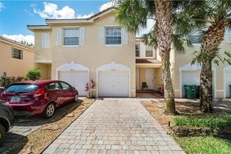 6373 Landings Way in Tamarac, FL - Building Photo - Building Photo
