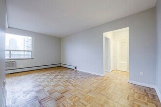 40 Raglan Avenue in Toronto, ON - Building Photo - Building Photo