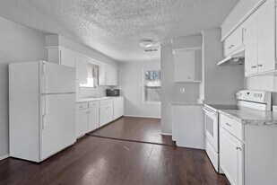 120 E Monterey St in Denison, TX - Building Photo