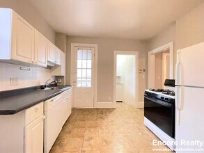 63 Dana St, Unit 7 in Cambridge, MA - Foto de edificio - Building Photo