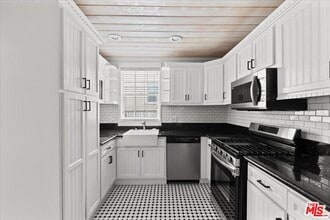 1018 Havenhurst Dr in West Hollywood, CA - Building Photo - Building Photo