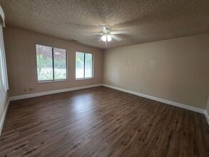 3720 W Hillsdale Ave in Visalia, CA - Foto de edificio - Building Photo