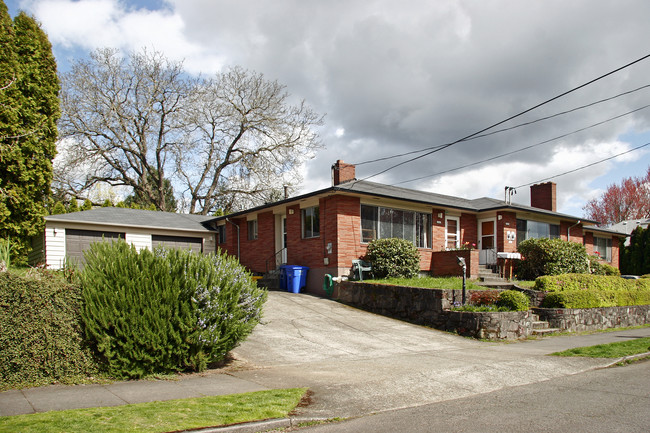 2881 SE Sherman St in Portland, OR - Building Photo - Building Photo