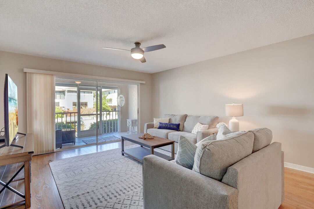 1501 Chesapeake Ave in Naples, FL - Building Photo